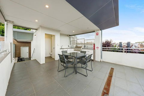 Rooftop 2 Bed Apt With Terrace At Newtown - eAccommodation 2