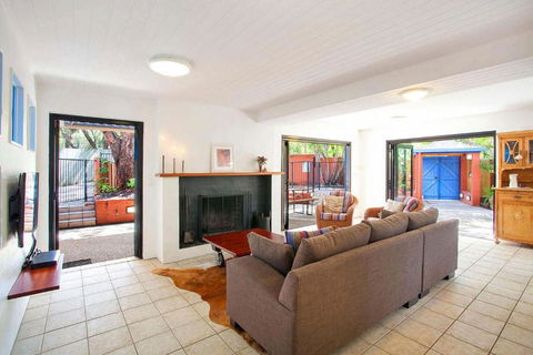 Ross Cres Spacious Private Beach House - eAccommodation 1