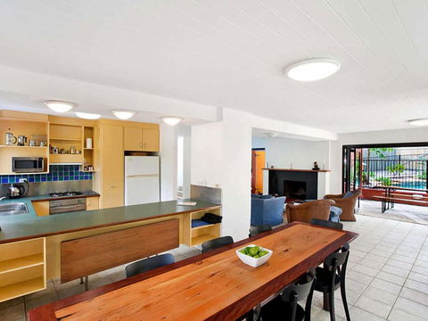 Ross Cres Spacious Private Beach House - eAccommodation 3