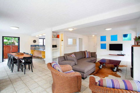 Ross Cres Spacious Private Beach House - eAccommodation 2