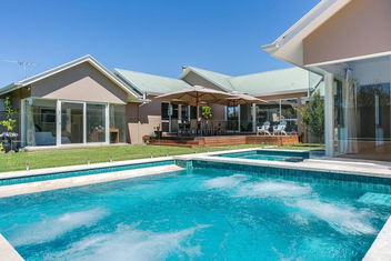 Royadie Resort - Pool Spa Tennis 500m To Beach with eAccommodation