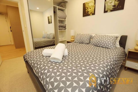 Ruby Red, 1Bd 1Bth Apt - Woden CBD - eAccommodation 1