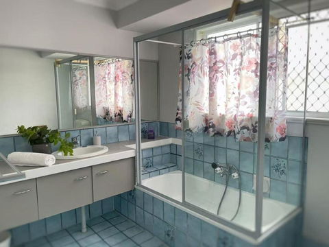 Runaway Bay Family Haven With 4beds - eAccommodation 2