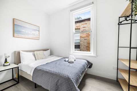 Rustic Double Room - Central Location In Kensington - Shared Bathroom - eAccommodation 0