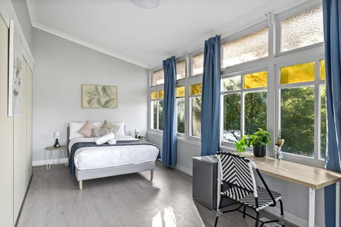Rustic Grand Double Room - Centrally Located - eAccommodation 0