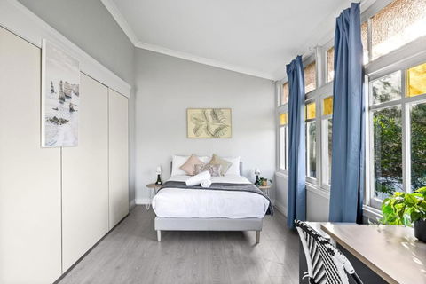 Rustic Grand Double Room - Centrally Located - eAccommodation 3