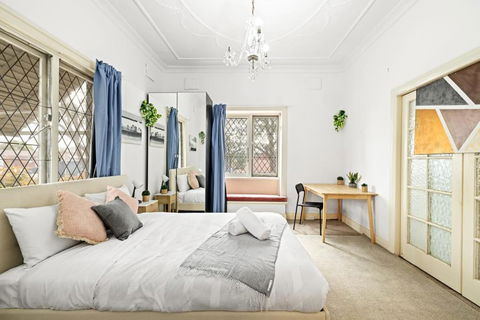 Rustic Queen Room - Seconds To Stores & Eateries - Shared Bathroom - eAccommodation 0