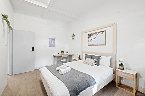 Rustic Queen Room - Seconds To Stores & Eateries - Shared Bathroom - eAccommodation 1