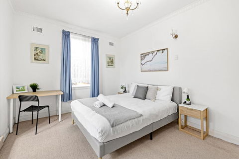 Rustic Queen Room - Seconds To Stores & Eateries - Shared Bathroom - eAccommodation 3