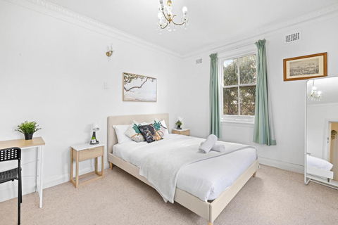 Rustic Queen Room - Seconds To Stores & Eateries - Shared Bathroom - eAccommodation 2