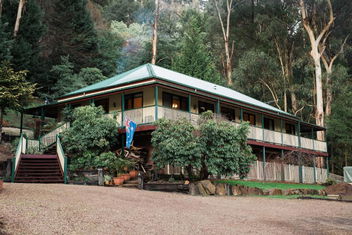 Rustic Refuge Guesthouse with eAccommodation