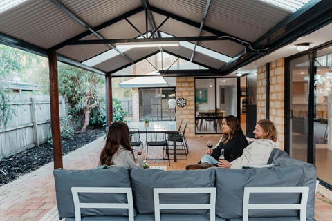 Salhus - Sleep In King Beds & Easy Walk To Town - eAccommodation 0