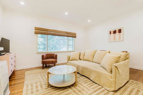Salmon Calm - Trendy Velvet Allure By Albert Park - eAccommodation 2