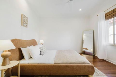 Salmon Calm - Trendy Velvet Allure By Albert Park - eAccommodation 0