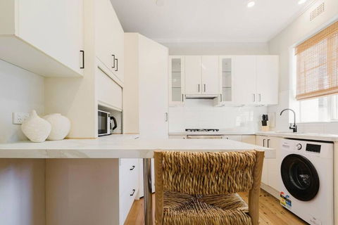 Salmon Calm - Trendy Velvet Allure By Albert Park - eAccommodation 1