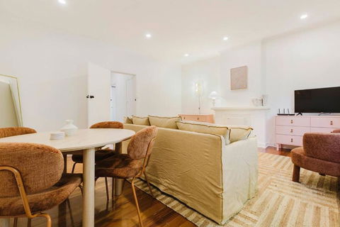 Salmon Calm - Trendy Velvet Allure By Albert Park - eAccommodation 3