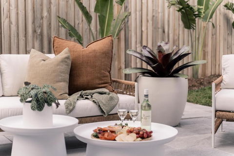 SALTY PALMS On HENLEY -THREE - eAccommodation 1