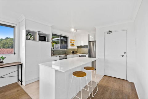 Salty Sea Breeze Apartment 500m To Waters Edge - eAccommodation 1