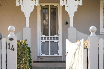 Sampson Cottage - Historic Charm with eAccommodation