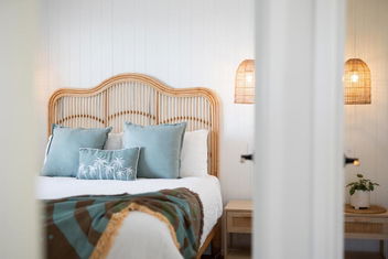 Sanbis Cabin - Hidden Boutique Retreat, Sea Views with eAccommodation