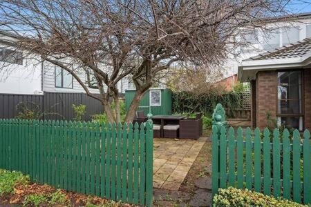 Sandy Bay Cozy Cottage Close To CBD - eAccommodation 3