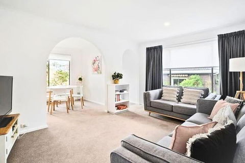 Sandy Bay Cozy Cottage Close To CBD - eAccommodation 0
