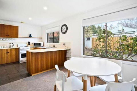 Sandy Bay Cozy Cottage Close To CBD - eAccommodation 1