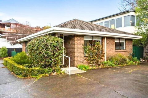 Sandy Bay Cozy Cottage Close To CBD - eAccommodation 2