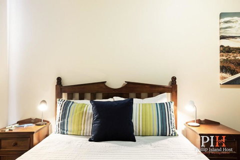 Sandy Bay Getaway W Spa 4 Bdr - eAccommodation 2