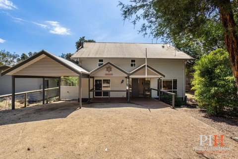 Sandy Bay Getaway W Spa 4 Bdr - eAccommodation 3