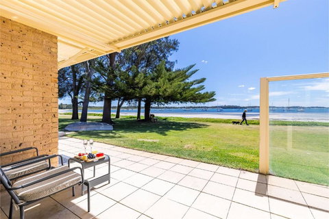 Sandy Beach House Corlette Unit 1 Waterfront WI-FI Aircon - eAccommodation 2
