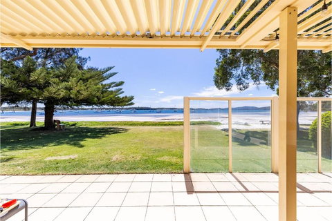 Sandy Beach House Corlette Unit 1 Waterfront WI-FI Aircon - eAccommodation 1