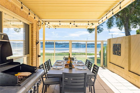 Sandy Beach House Corlette Unit 1 Waterfront WI-FI Aircon - eAccommodation 3