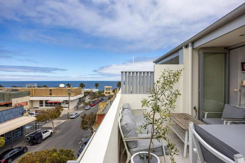 Sandy@Village - Newly Renovated + Bay Views - eAccommodation 0