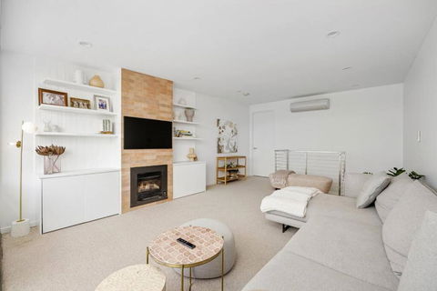 Sandy@Village - Newly Renovated + Bay Views - eAccommodation 2