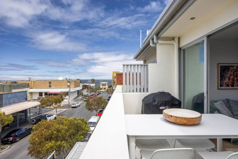 Sandy@Village - Newly Renovated + Bay Views - eAccommodation 3