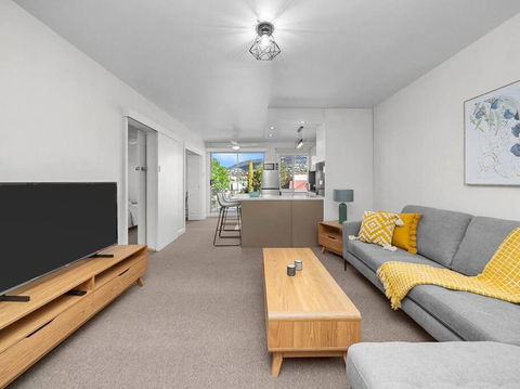 Sandy Bay Apartment With Hobart River View, Near UTAS - Stroll To Cafes And Shops - eAccommodation 2