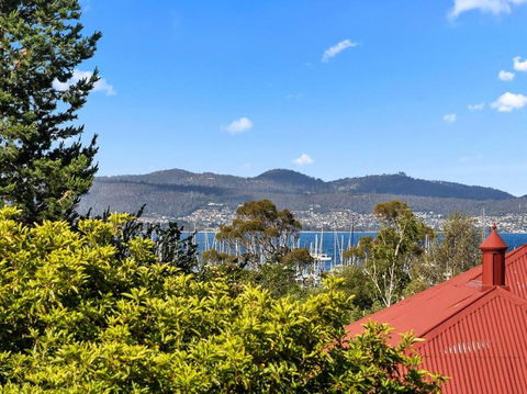 Sandy Bay Apartment With Hobart River View, Near UTAS - Stroll To Cafes And Shops - eAccommodation 1
