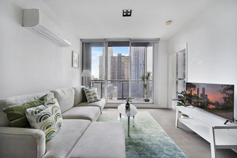 Sleek 2-Bed City High-Rise With Amenities - eAccommodation 1
