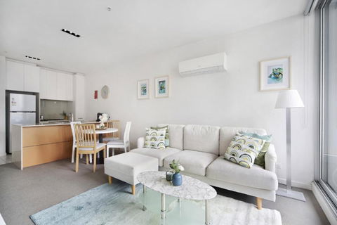 Sleek 2-Bed City High-Rise With Amenities - eAccommodation 2