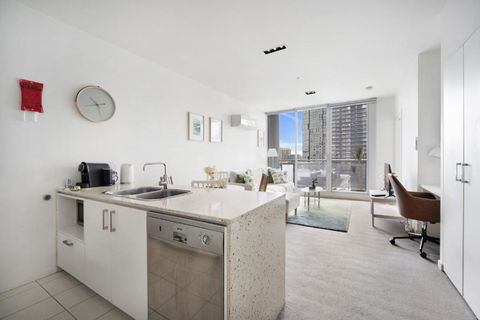 Sleek 2-Bed City High-Rise With Amenities - eAccommodation 3