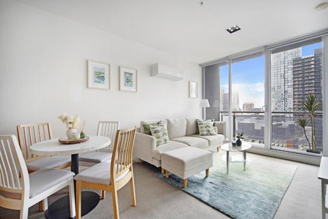 Sleek 2-Bed City High-Rise With Amenities - eAccommodation 0