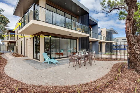 Beautiful Beachfront Apartment At Capel Sound - eAccommodation 2