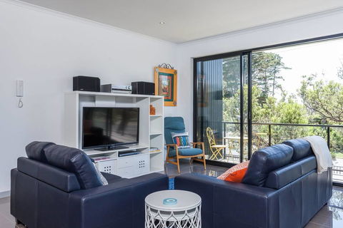 Beautiful Beachfront Apartment At Capel Sound - eAccommodation 1