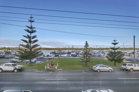 Bellevue On The Lakes - eAccommodation 1