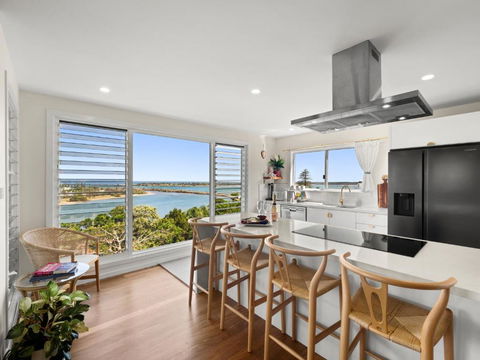 THE PENTHOUSE - Spectacular Views Of The Bay, And The Ocean! Only 150m To Shaws Bay - eAccommodation 0