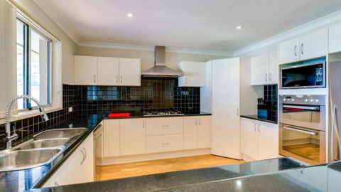 Waterfront, Wheelchair Accessible - Get 3 Nights For The Price Of 2 - eAccommodation 3