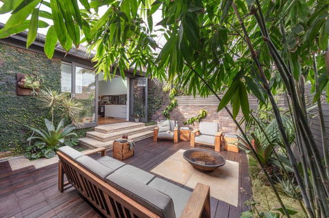 Warners Way At Bondi Beach - By Betina King - eAccommodation 0