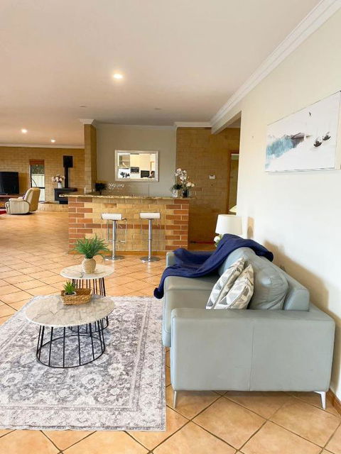 Waterfront Entire Luxury House With Bay View And Pool - eAccommodation 3