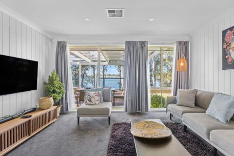 Waterfront Paradise Lodge Brightwaters - eAccommodation 2